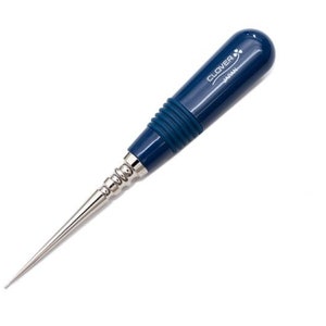 Pode incluir: Um enfiador de agulha com cabo azul e ponta de metal prateado. O cabo tem o texto "CLOVER JAPAN" nele.