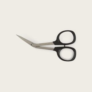 Peut inclure: Ciseaux courbes avec des poignées noires et des lames argentées.
