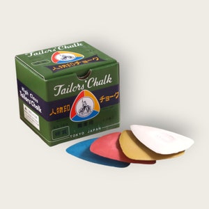 May include: A green box of high-class tailor's chalk with the text "Tailors' Chalk" and "人物印チョーク" in Japanese. The box contains four triangular pieces of chalk in blue, red, yellow, and white.