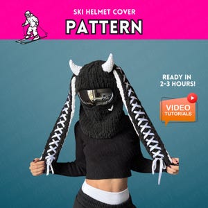 Puede incluir: Una funda de casco de esquí negra con detalles blancos, incluyendo cuernos y cordones. La funda tiene una visera incorporada y está diseñada para adaptarse a un casco de esquí. Se muestra el texto "SKI HELMET COVER PATTERN".