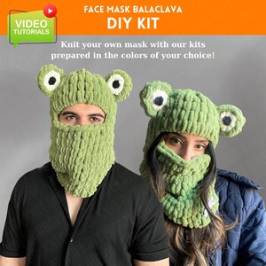 Könnte beinhalten: Zwei Personen tragen grüne, gestrickte Sturmhauben mit froschartigen Merkmalen, darunter große Augen und ohrähnliche Vorsprünge. Der Text "FACE MASK BALACLAVA DIY KIT" ist sichtbar. Der Text "Knit your own mask with our kits prepared in the colors of your choice!"