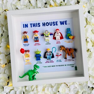 In diesem Haus wir… Toy Story Geschenkrahmen (13 personalisiertes einzigartiges maßgeschneidertes Geschenk)