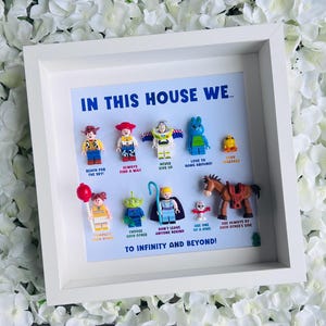 In diesem Haus wir… Toy Story Geschenkrahmen (11 personalisiertes einzigartiges maßgeschneidertes Geschenk)