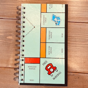 Journal en carton recyclé Monopoly, journal intime recyclé à reliure métallique fait main, carnet de croquis, pages blanches. Livre blanc rétro recyclé, cadeau pour les amateurs de jeux vidéo