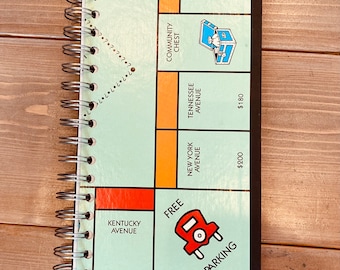 Wiederverwendetes Monopoly Tagebuch, upcycled handgemachtes Drahtgebundenes Tagebuch, Skizzenbuch, leere Seiten. Upcycled Retro blanko Buch, Geschenk für Liebhaber des Spiels