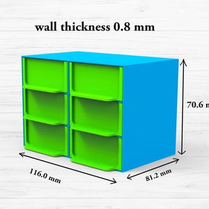 Puede incluir: Un organizador de cajones de plástico azul brillante y verde con seis compartimentos. El organizador mide 116,0 mm de ancho, 81,2 mm de profundidad y 70,6 mm de alto. El grosor de la pared es de 0,8 mm.