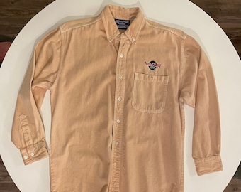 Zeldzame Vintage jaren 90 Hard Rock Cafe Jakarta Premium Denim Button Down Shirt in Vervaagd Roze / Perzik
