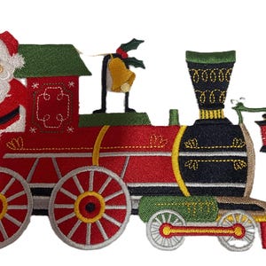 Puede incluir: Tren navideño bordado con Papá Noel saludando desde la locomotora roja. El tren tiene detalles en rojo, verde, negro y dorado, con ruedas detalladas y una campana en la parte superior. Una decoración festiva.