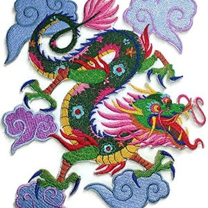 Könnte beinhalten: Bunt bestickter Bügelaufkleber mit einem asiatischen Drachen in Rosa, Grün, Gelb und Blau. Der Drache ist von stilisierten Wolken umgeben.