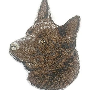 Puede incluir: Parche bordado de un perro marrón con un pelaje corto y esponjoso. La cabeza del perro está girada hacia un lado y sus ojos son visibles. El parche es adecuado para coser en la ropa o en las bolsas.