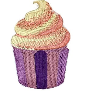Puede incluir: Un cupcake bordado con glaseado rosa y amarillo y glaseado morado con rayas blancas.