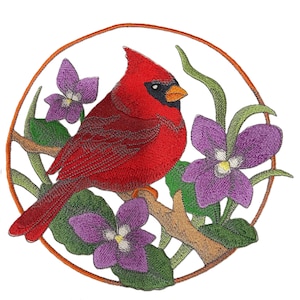 Peut inclure: Image brodée d'un cardinal rouge vif perché sur une branche, entouré de violettes violettes et de feuilles vertes. L'oiseau a un masque noir et un bec orange. Le motif est encadré par un fin cercle orange.
