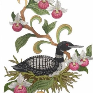 Puede incluir: Obra de arte bordada con un colimbo grande anidando entre hojas verdes y orquídeas rosas y blancas. El colimbo tiene un patrón de cuadros blancos y negros en la espalda y una cabeza negra con un ojo rojo. La obra está sobre un fondo blanco.