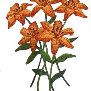 Puede incluir: Lirios tigrados naranjas bordados con tallos y hojas verdes. Las flores tienen costuras detalladas, mostrando la textura de los pétalos. Este diseño floral es adecuado para varios proyectos de manualidades.