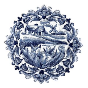 Puede incluir: Diseño bordado en azul y blanco de una escena campestre holandesa con un molino de viento, una casa y tulipanes. El diseño está enmarcado por un borde floral decorativo.