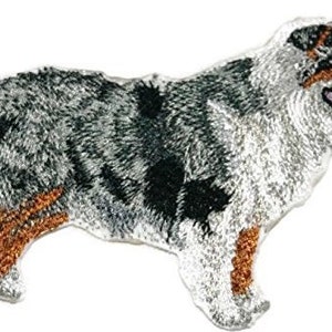 Könnte beinhalten: Gestickter Aufnäher eines Australian Shepherds. Der Hund steht mit dem Kopf nach rechts gedreht. Der Hund ist schwarz, weiß und braun mit einem blauen Merle-Fell.