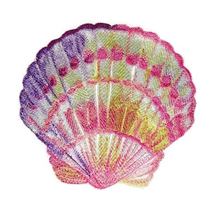 Puede incluir: Un parche de concha bordado de colores con detalles en rosa, morado, amarillo y blanco. La concha está cerrada y tiene un diseño detallado e intrincado.