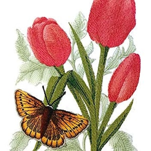Puede incluir: Imagen bordada de tres tulipanes rojos con tallos y hojas verdes. Una mariposa con alas marrones y naranjas se encuentra cerca de las flores. El diseño está sobre un fondo blanco.