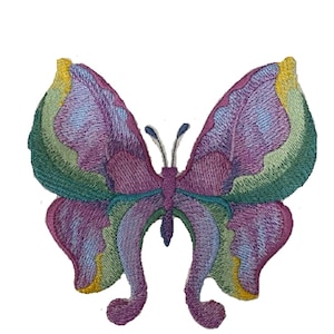 Puede incluir: Un parche bordado de mariposa en tonos de morado, verde y amarillo. La mariposa tiene un diseño detallado con intrincados patrones en sus alas.
