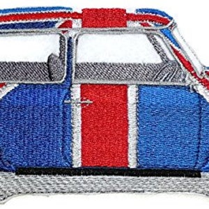 Könnte beinhalten: Ein gestickter Aufnäher eines klassischen Mini Cooper Autos in Blau und Rot mit einem Union Jack Design. Das Auto ist nach rechts gerichtet und hat ein weißes Dach.