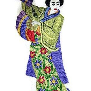 Może przedstawiać: Haftowany znaczek przedstawiający gejszę w zielono-fioletowym kimonie trzymającą kolorowy wachlarz. Kimono ma kwiatowy wzór z zielonymi winoroślami i czerwonymi, niebieskimi i żółtymi kwiatami.