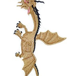 以下が含まれることがあります： 黒とピンクのディテールが施された、金色の刺繍のドラゴンパッチ。ドラゴンは翼を広げて口を開けて飛んでいる。