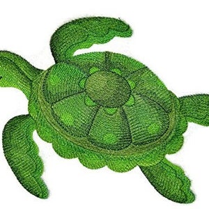 Puede incluir: Una tortuga marina verde bordada con una concha y aletas detalladas.
