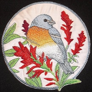 Peut inclure: Écusson brodé circulaire représentant un oiseau aux plumes grises et oranges, entouré de fleurs rouges et de feuilles vertes. Le patch a un fond blanc et une bordure grise, idéal pour les vêtements ou accessoires.