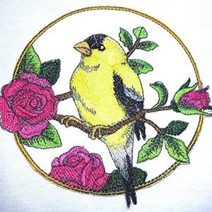 Peut inclure: Patch brodé représentant un oiseau jaune avec des marques noires perché sur une branche avec des roses roses. Le motif est entouré d'un cercle doré.