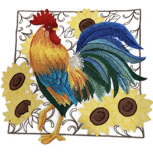 Puede incluir: Diseño bordado de un gallo colorido de pie en un campo de girasoles. El gallo tiene una cresta y barbillas rojas, plumas amarillas y naranjas, y una cola azul y verde. Los girasoles son amarillos con centros marrones.