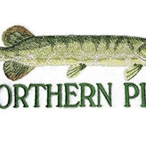 Op de afbeelding: Geborduurde afbeelding van een groene en bruine snoek met de tekst "NORTHERN PIKE" eronder.