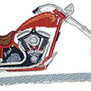 Puede incluir: Parche bordado de una motocicleta chopper roja y plateada. La motocicleta tiene un asiento marrón, neumáticos negros y un manillar plateado. El parche está delineado con hilo plateado y negro.