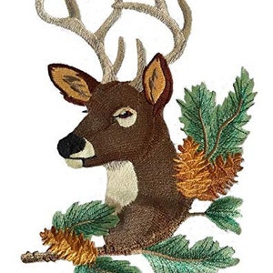 Könnte beinhalten: Gestickter Bügel-Aufnäher mit einem braunen Hirsch mit Geweih, der auf einem Ast mit grünen Blättern und braunen Tannenzapfen steht.