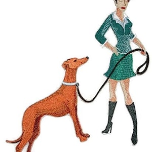 Puede incluir: Un parche bordado para planchar que representa a una mujer con un vestido verde y pelo rojo paseando a un perro marrón con una correa.