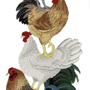Puede incluir: Cuatro pollos bordados apilados uno encima del otro. El pollo de abajo es marrón con una cola verde y azul. El siguiente pollo es blanco con una cola gris. El siguiente pollo es marrón con una cola negra. El pollo de arriba es gris con una cola negra.