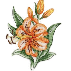 Könnte beinhalten: Gestickte orangefarbene Lilie mit grünen Blättern und Knospen. Die Lilie hat eine weiße Mitte und braune Flecken.