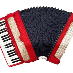 Op de afbeelding: Een rood en zwart accordeon met een wit toetsenbord en zilveren beslag. Het accordeon is dichtgevouwen en heeft een wit en zilver ontwerp aan de zijkant.