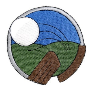 Peut inclure: Patch brodé avec une balle de golf blanche volant au-dessus d'une colline verte sur fond de ciel bleu. La balle laisse une traînée de lignes blanches derrière elle. Le patch est bordé d'argent.