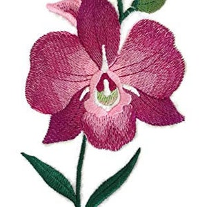 Puede incluir: Una orquídea rosa con hojas verdes. La orquídea está bordada con hilo rosa y blanco.