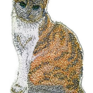 Op de afbeelding: Gestikt patch van een calico kat met bruin, wit en zwart bont. De kat zit met zijn hoofd naar de zijkant gedraaid.