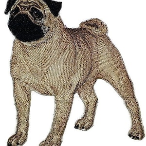 Puede incluir: Parche bordado de un perro pug marrón con nariz negra y ojos negros. El pug está de pie con las patas delanteras ligeramente dobladas y las traseras rectas.