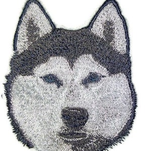 Puede incluir: Parche bordado con la cara de un perro Husky siberiano. El parche tiene un diseño detallado con hilo negro, gris y blanco. La cara del perro está centrada, con las orejas erguidas. Ideal para ropa o accesorios.