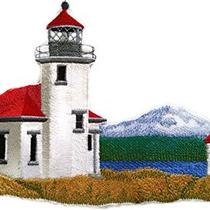 Puede incluir: Parche bordado que representa un faro blanco con techo rojo, un pequeño edificio blanco con techo rojo y una montaña nevada en el fondo. La escena se desarrolla sobre un cuerpo de agua azul y hierba verde.