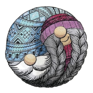 Könnte beinhalten: Gestickter Gnome mit einem blau-weiß gemusterten Hut und einem lila-roten Hut. Der Gnome hat einen weißen Bart und einen grauen Zopf.