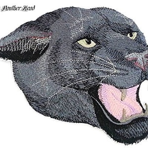 Pode incluir: Patch bordado com a cabeça de uma pantera negra, com uma expressão de rosnado. O patch é cinza e preto com uma boca aberta rosa.