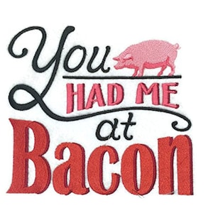 Può includere: Disegno ricamato con il testo "You had me at bacon" in nero e rosso. Un maiale rosa è sopra il testo.