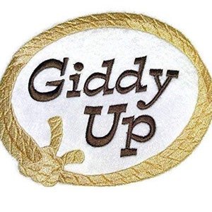 Puede incluir: Parche bordado con un diseño de cuerda dorada y las palabras "Giddy Up" en letras marrones.