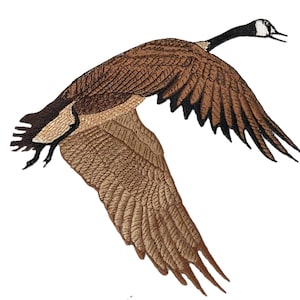 Puede incluir: Parche bordado de un ganso canadiense en vuelo. El ganso presenta plumas marrones y beige, una cabeza y cuello negros y una mancha blanca en la mejilla. Las alas están extendidas, mostrando costuras detalladas.