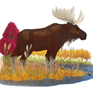 Puede incluir: Parche bordado de un alce marrón de pie en un campo de flores amarillas y rojas. El alce tiene grandes cuernos y mira hacia la derecha.