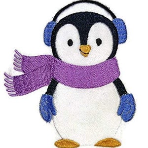 Può includere: Pinguino ricamato con una sciarpa viola e paraorecchie blu. Il pinguino è bianco con la testa e il becco neri.